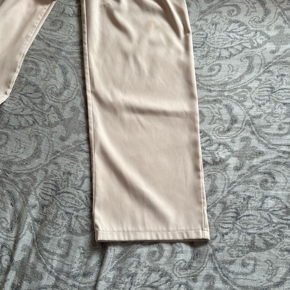 Straight legged beige trousers, a trustworthy basic! - Picture 3 of 4